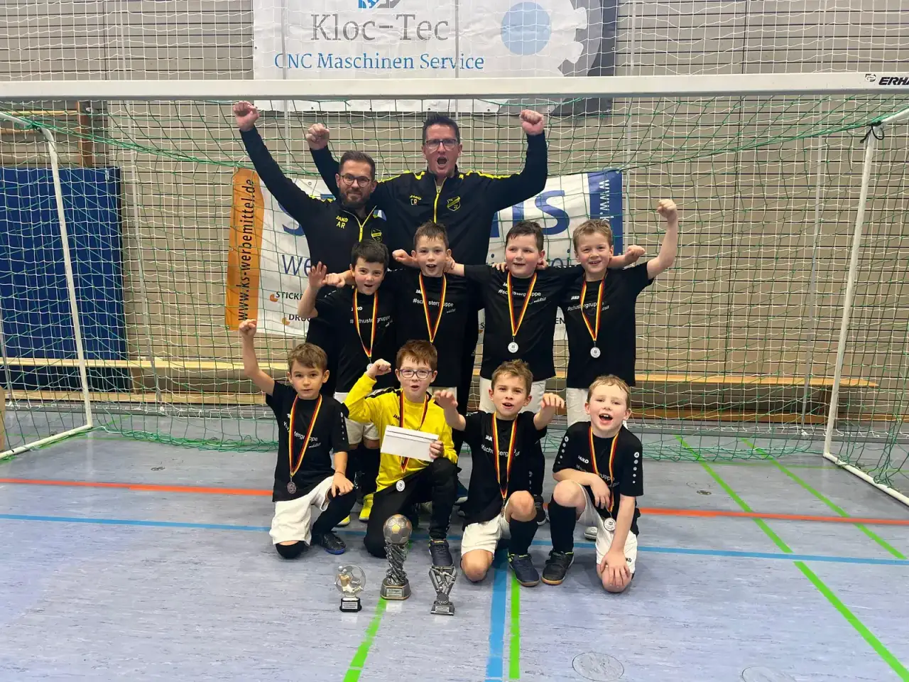 Nachwuchs des FC 1960 Indling mit Medaillen nach einem Turnier