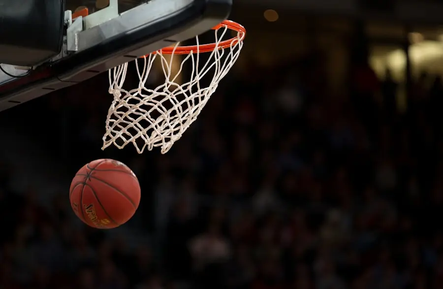Symbolbild: Basketball am Korb