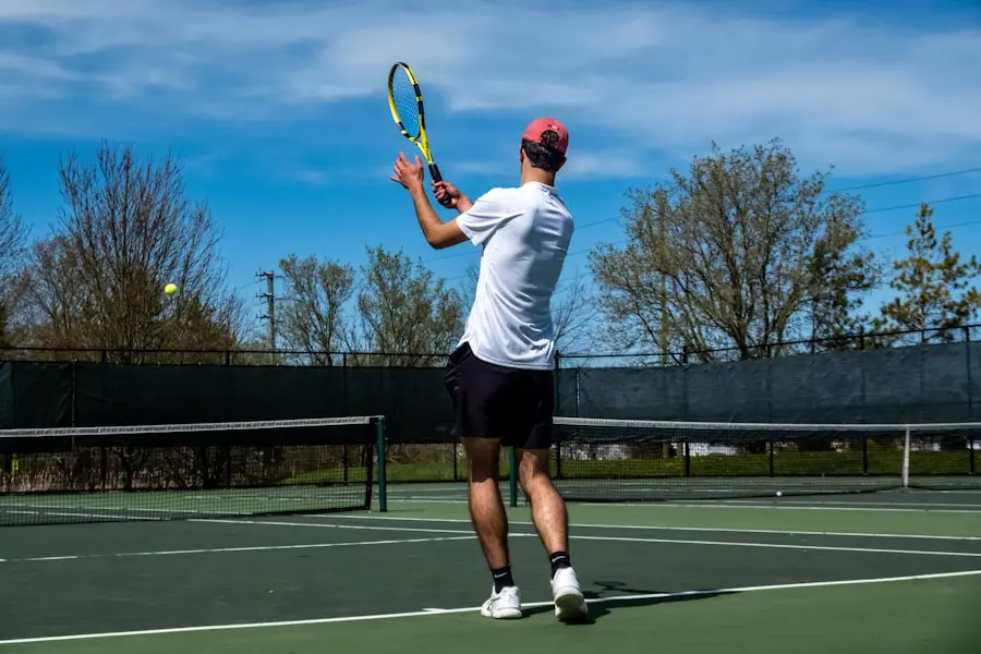 Symbolbild: Tennisspieler beim Aufschlag