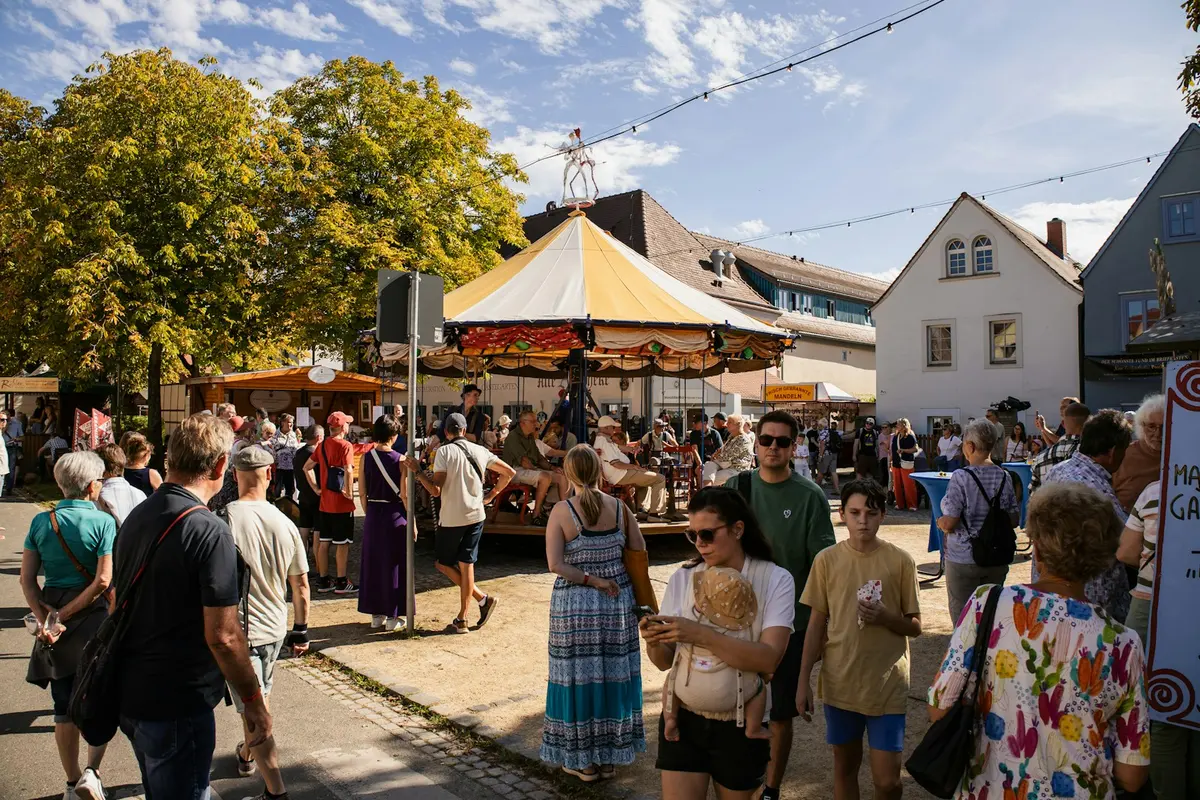 Symbolbild: Volksfest mit Karussell und Ständen